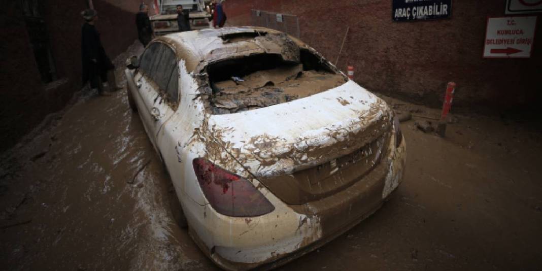 Sel felaketinde otoparkta kalan araçlar çıkartıldı 7