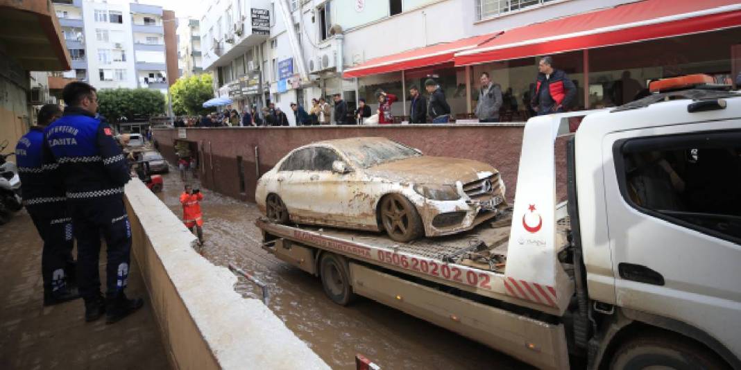 Sel felaketinde otoparkta kalan araçlar çıkartıldı 5