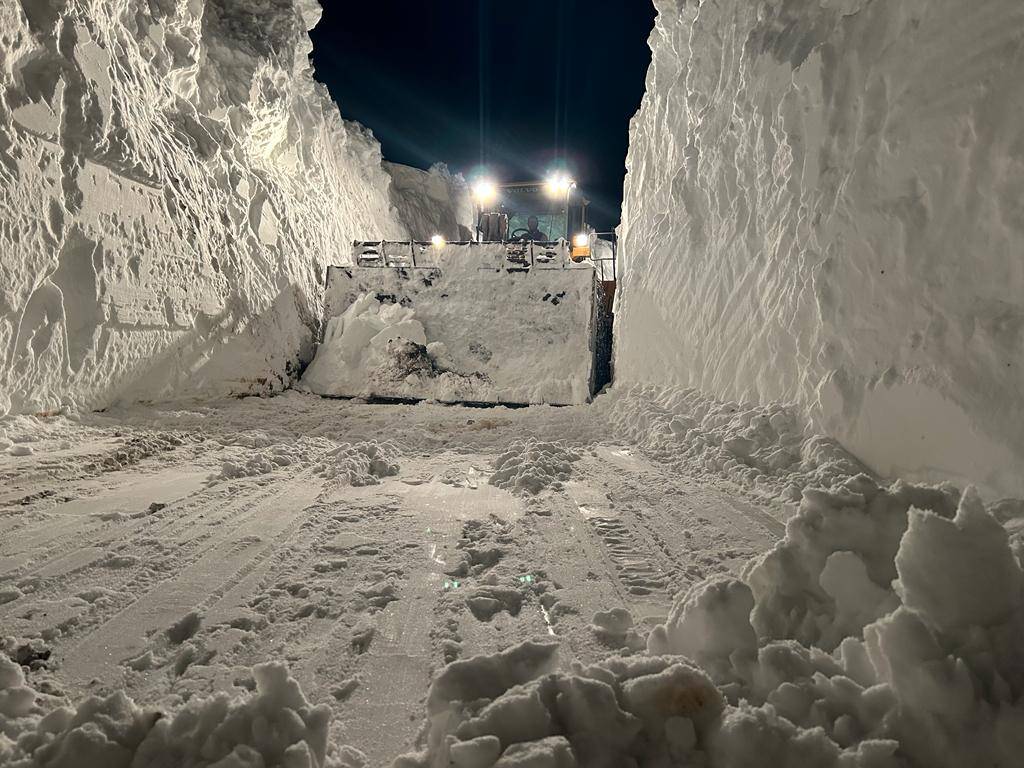 4 metreyi aşan kar tünelleri oluştu 1