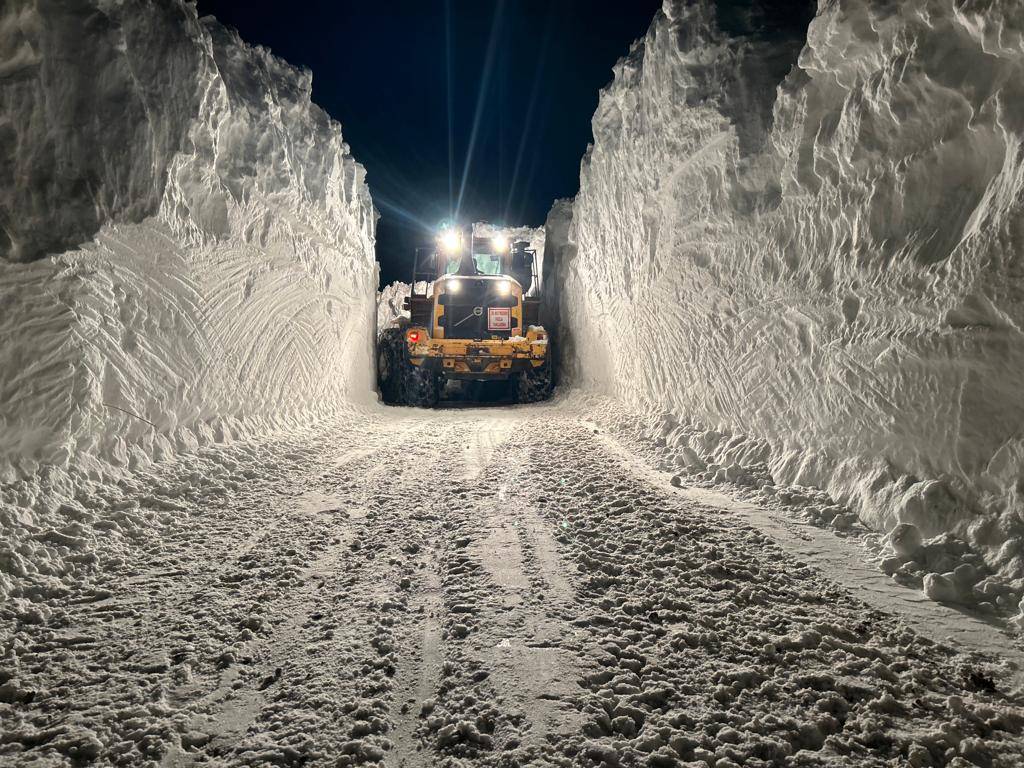 4 metreyi aşan kar tünelleri oluştu 3