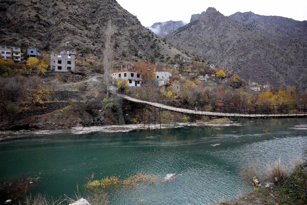 Evlerine giden tek yoldu: Köprü, baraj suyu altında kaldı 4