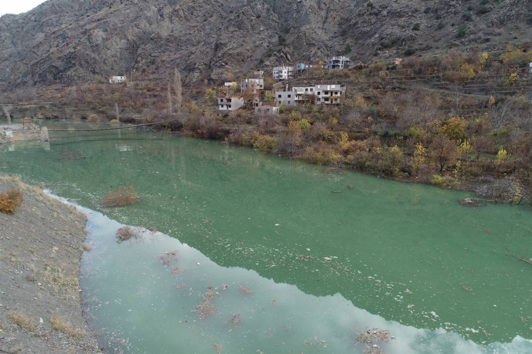 Evlerine giden tek yoldu: Köprü, baraj suyu altında kaldı 3