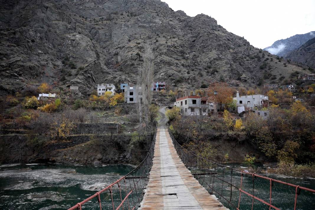 Evlerine giden tek yoldu: Köprü, baraj suyu altında kaldı 1