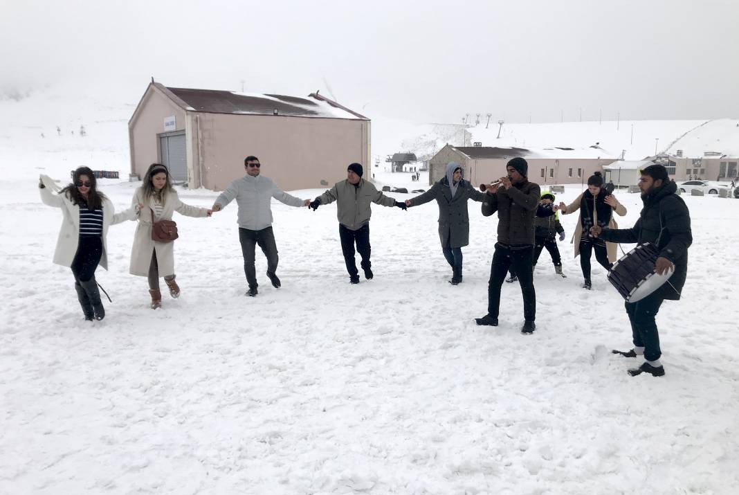 Yollar kapandı, kazalar oldu... 16 il beyaza büründü 3