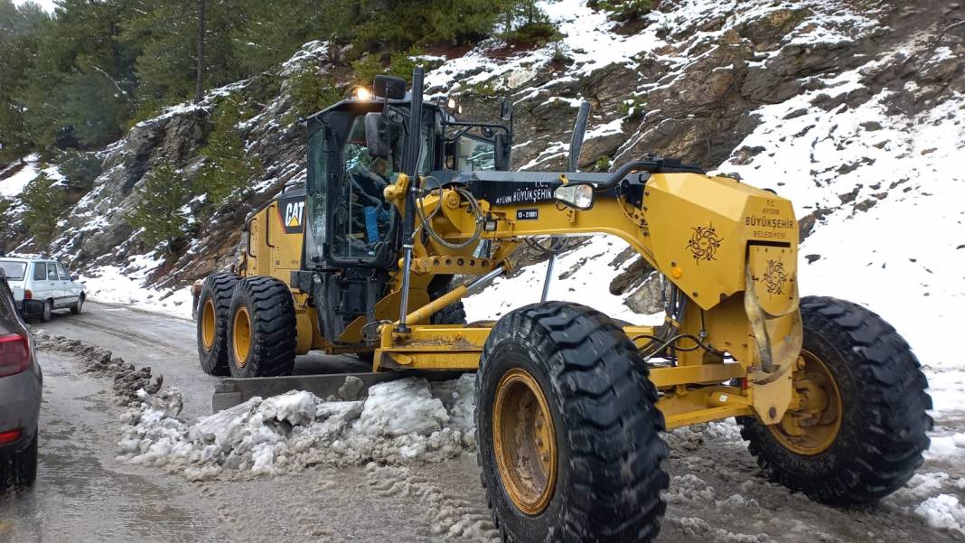 Yollar kapandı, kazalar oldu... 16 il beyaza büründü 7