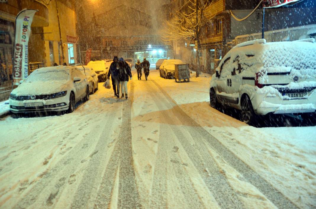 Yollar kapandı, kazalar oldu... 16 il beyaza büründü 10