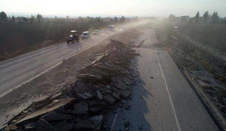 Deprem, Antakya Demirözü Karayolu'nu kağıt gibi yırttı 3