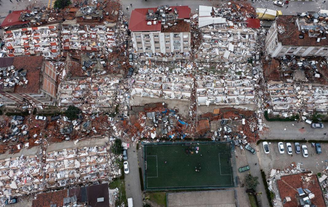 Deprem bölgesinden çarpıcı fotoğraflar 12