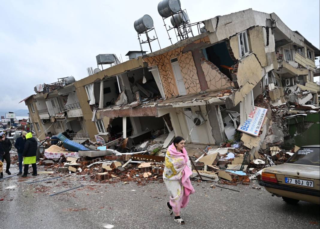 Deprem bölgesinden çarpıcı fotoğraflar 11