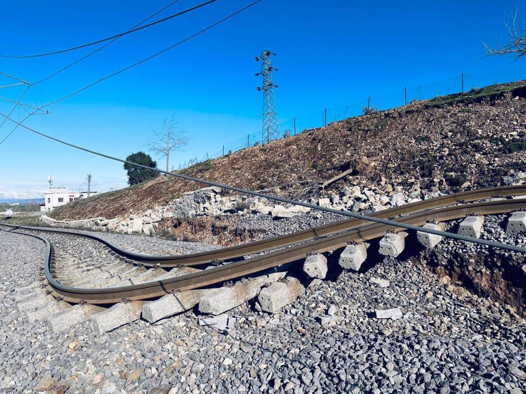Tren rayları lastik gibi büküldü - Fotoğraf: 7