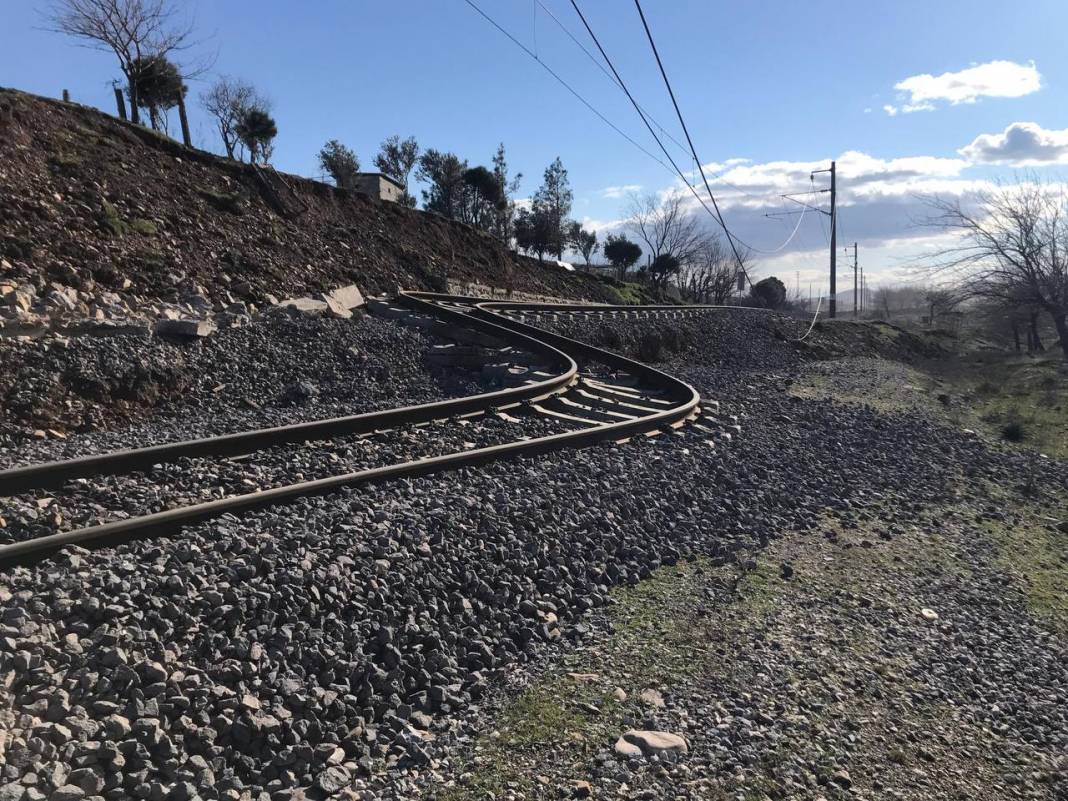 Tren rayları lastik gibi büküldü - Fotoğraf: 5