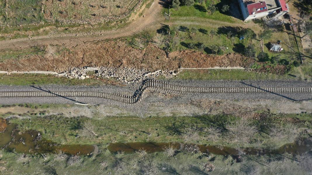 Tren rayları lastik gibi büküldü - Fotoğraf: 3