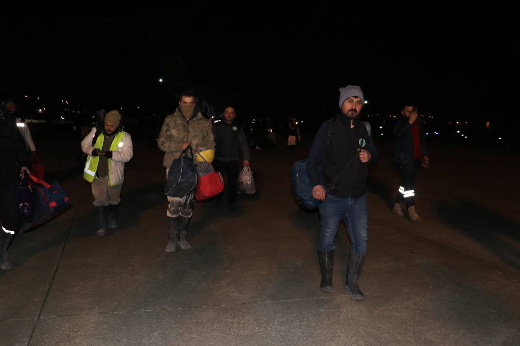 En girilemeyecek yerlere böyle giriyorlar! Madencilerin enkazdan 450 canı kurtaran domuz damı yöntemi 4