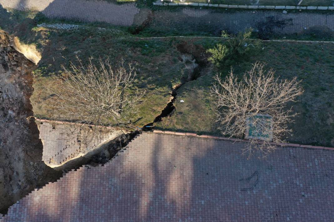 Gaziantep'te sokak ortasında devasa çukur, evler boşaltıldı 6