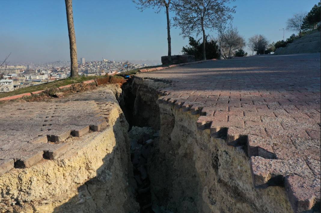 Gaziantep'te sokak ortasında devasa çukur, evler boşaltıldı 7