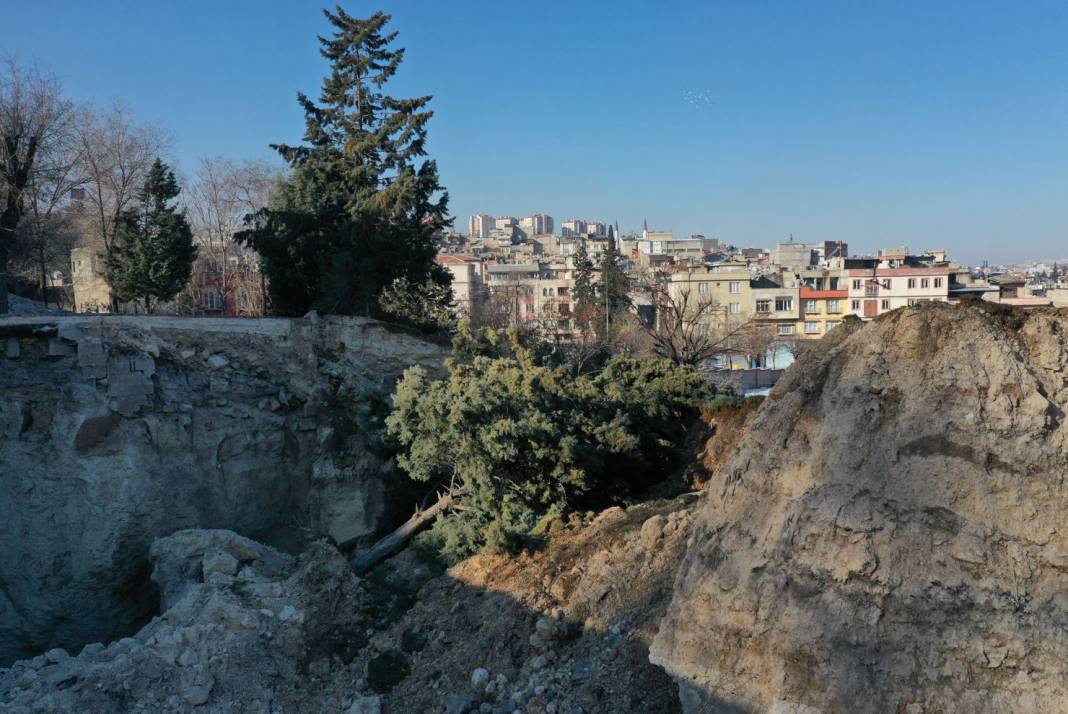 Gaziantep'te sokak ortasında devasa çukur, evler boşaltıldı 8