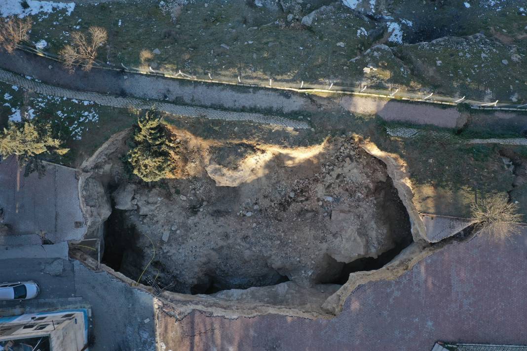 Gaziantep'te sokak ortasında devasa çukur, evler boşaltıldı 1