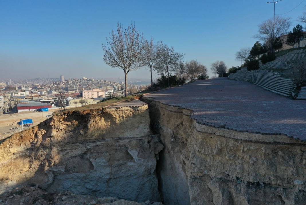 Gaziantep'te sokak ortasında devasa çukur, evler boşaltıldı 5