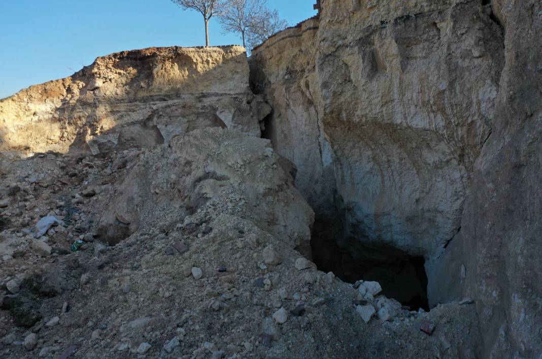 Gaziantep'te sokak ortasında devasa çukur, evler boşaltıldı 9