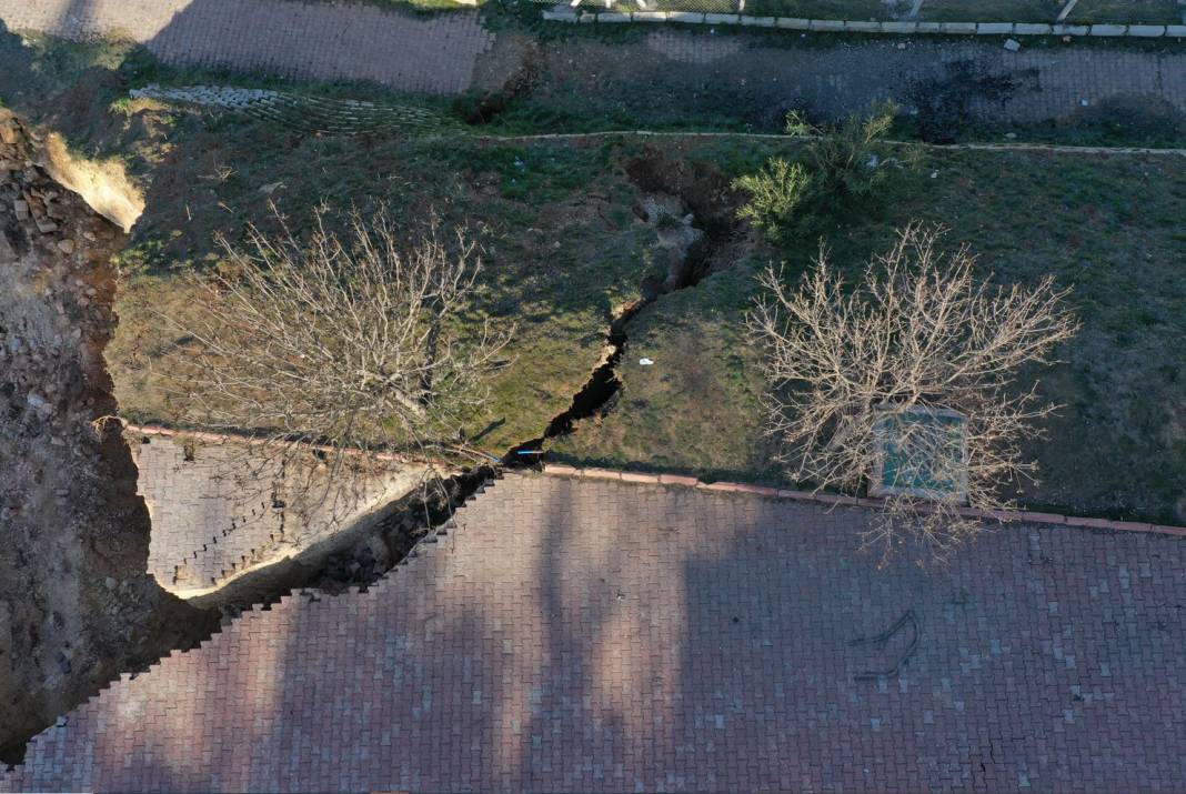 Gaziantep'te sokak ortasında devasa çukur, evler boşaltıldı 2