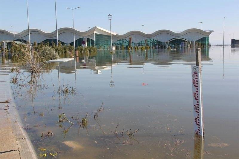 İlk depremde pisti yarılmıştı, bilim insanının dilinde tüy bitmiş: Yağışta sel basar, depremde pist çöker - Fotoğraf: 7
