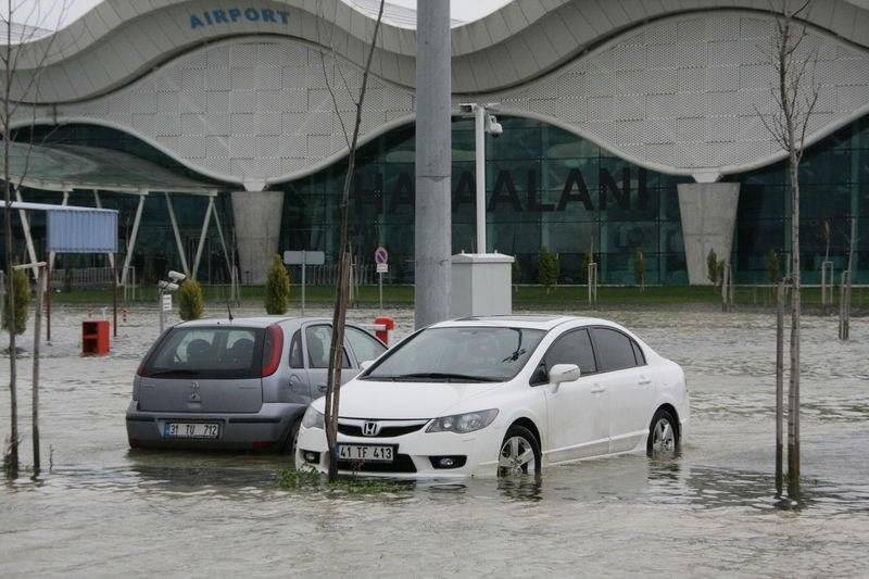 İlk depremde pisti yarılmıştı, bilim insanının dilinde tüy bitmiş: Yağışta sel basar, depremde pist çöker - Fotoğraf: 5