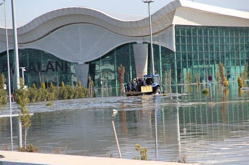 İlk depremde pisti yarılmıştı, bilim insanının dilinde tüy bitmiş: Yağışta sel basar, depremde pist çöker - Fotoğraf: 1