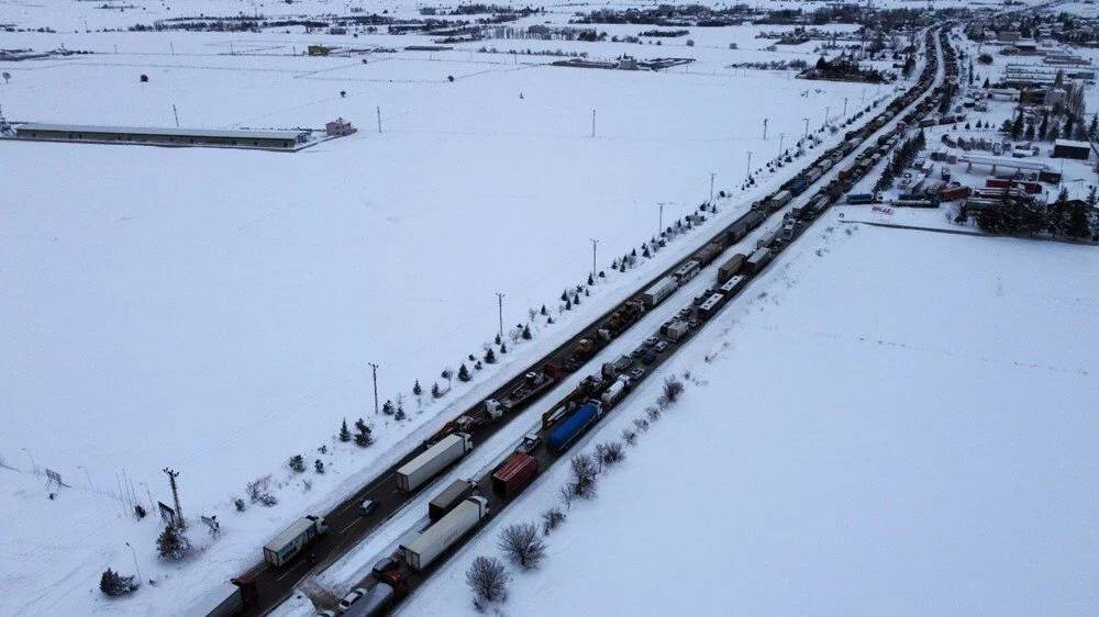 Deprem bölgesine giderken kara yakalandılar 3