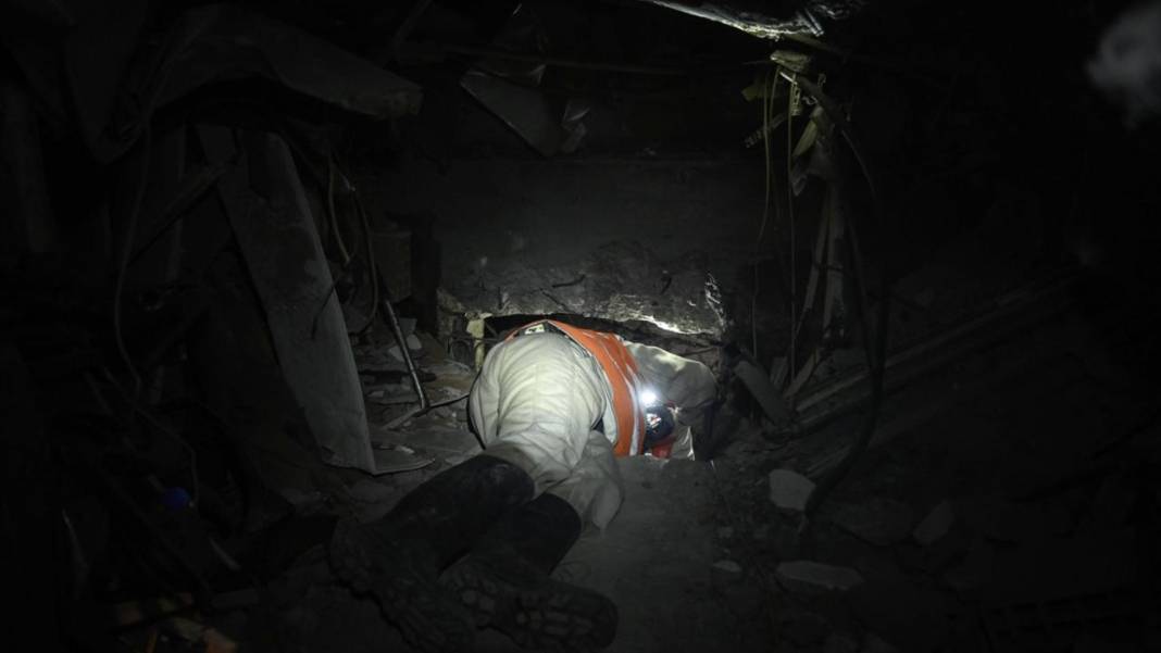 En girilemeyecek yerlere böyle giriyorlar! Madencilerin enkazdan 450 canı kurtaran domuz damı yöntemi 7