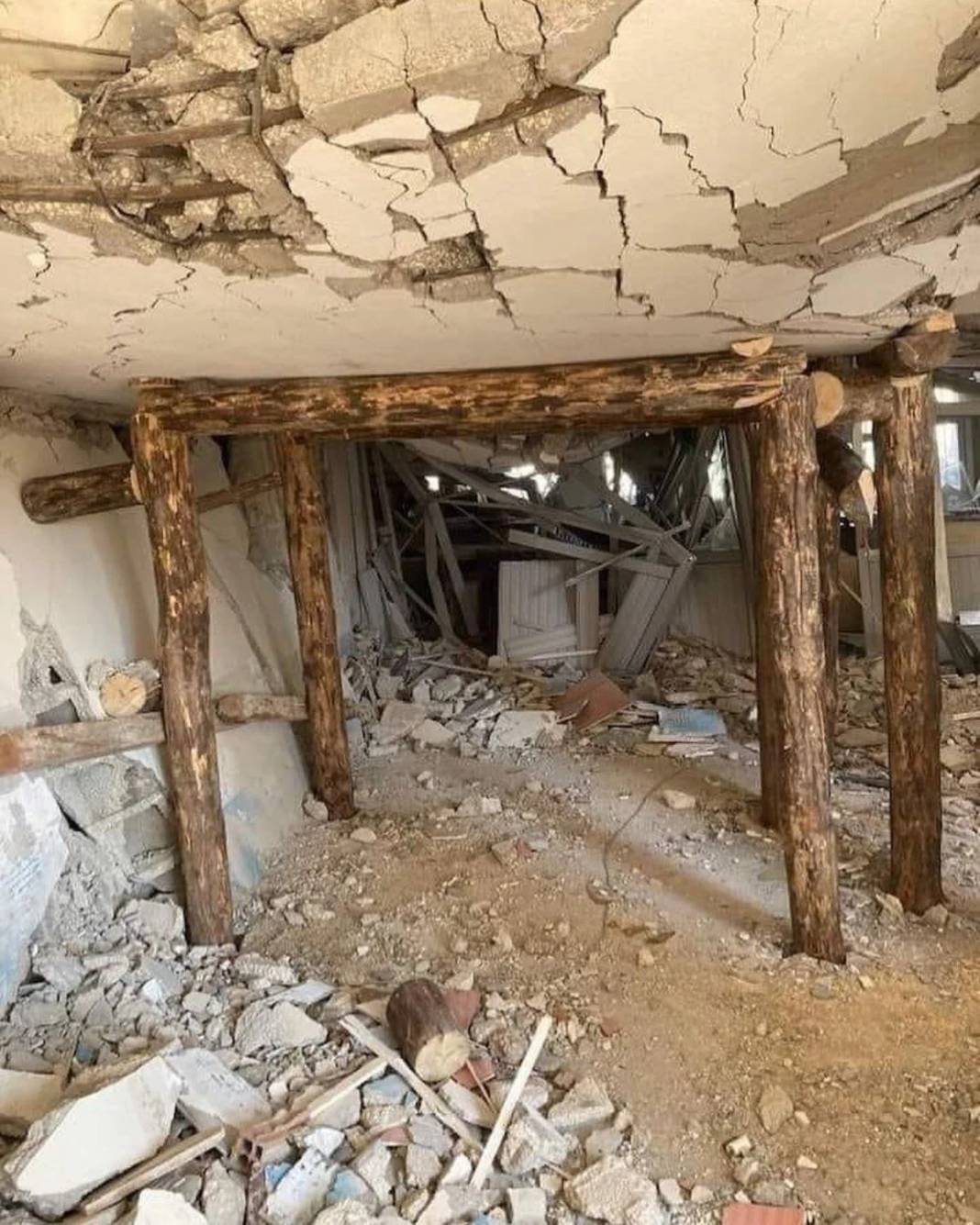 En girilemeyecek yerlere böyle giriyorlar! Madencilerin enkazdan 450 canı kurtaran domuz damı yöntemi 6