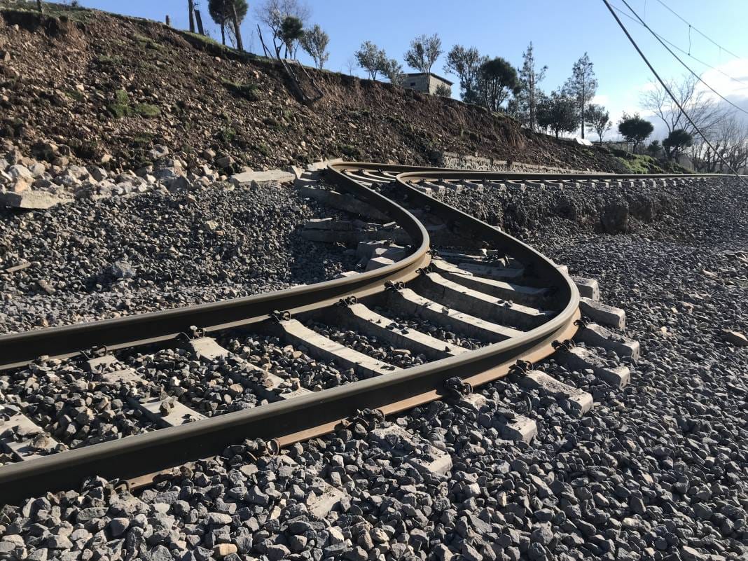 Tren rayları lastik gibi büküldü - Fotoğraf: 2