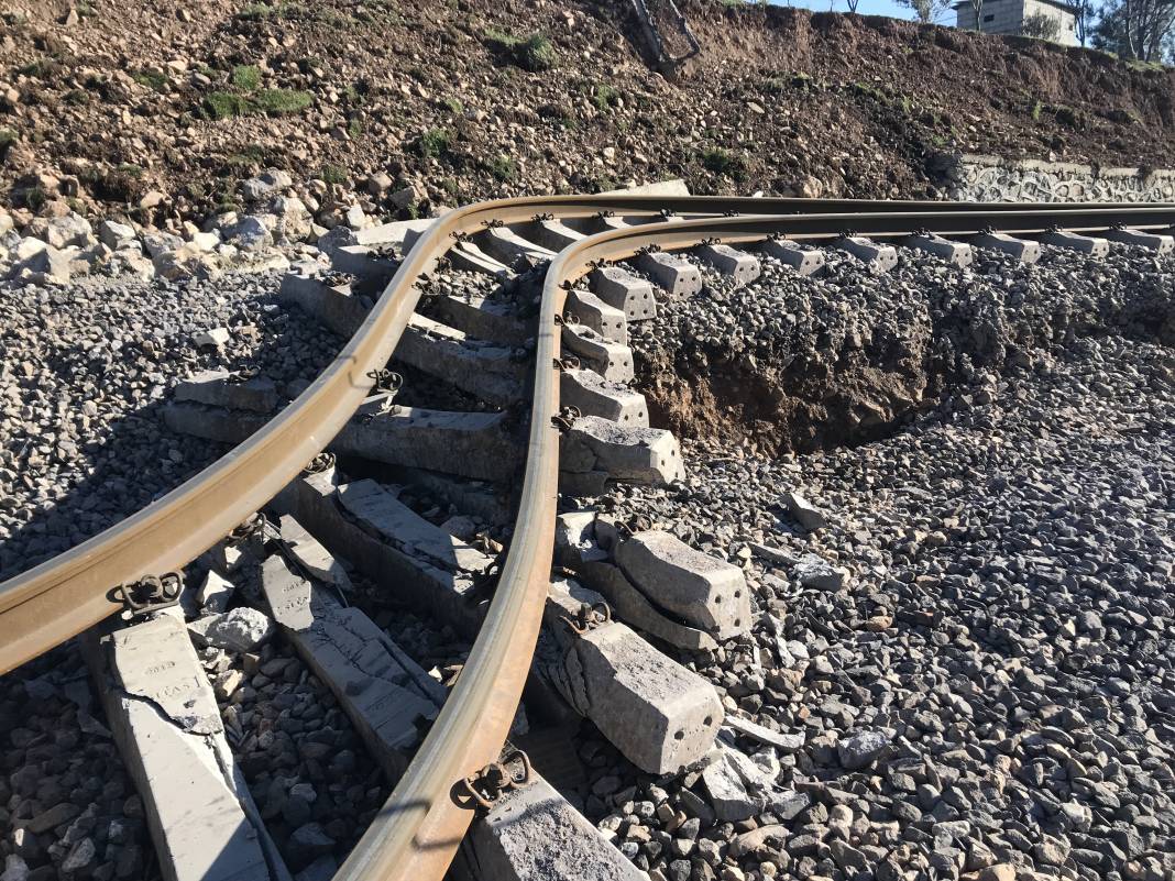 Tren rayları lastik gibi büküldü - Fotoğraf: 1