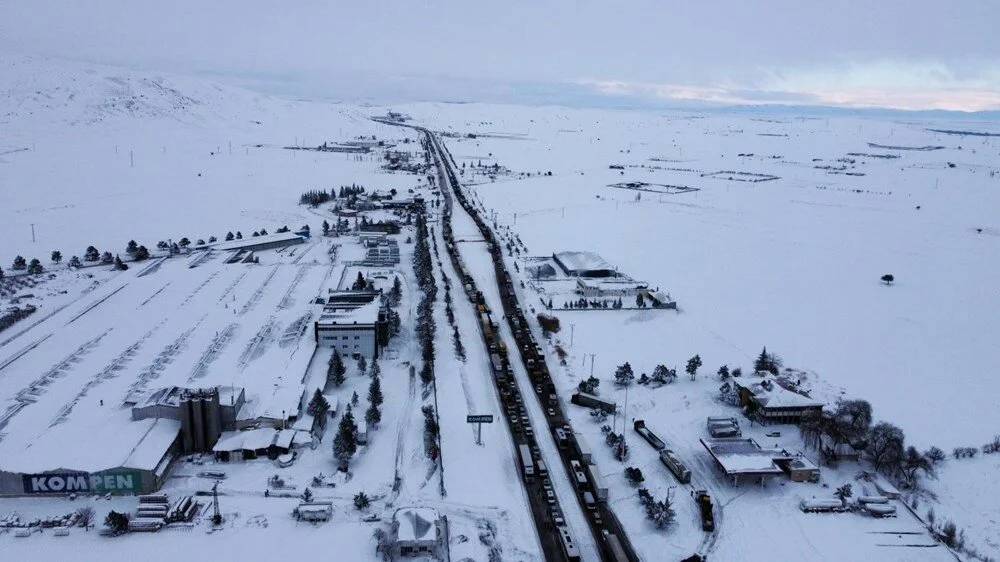 Deprem bölgesine giderken kara yakalandılar 4