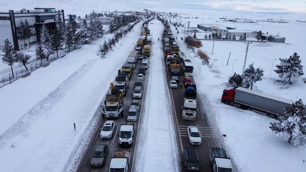 Deprem bölgesine giderken kara yakalandılar 2