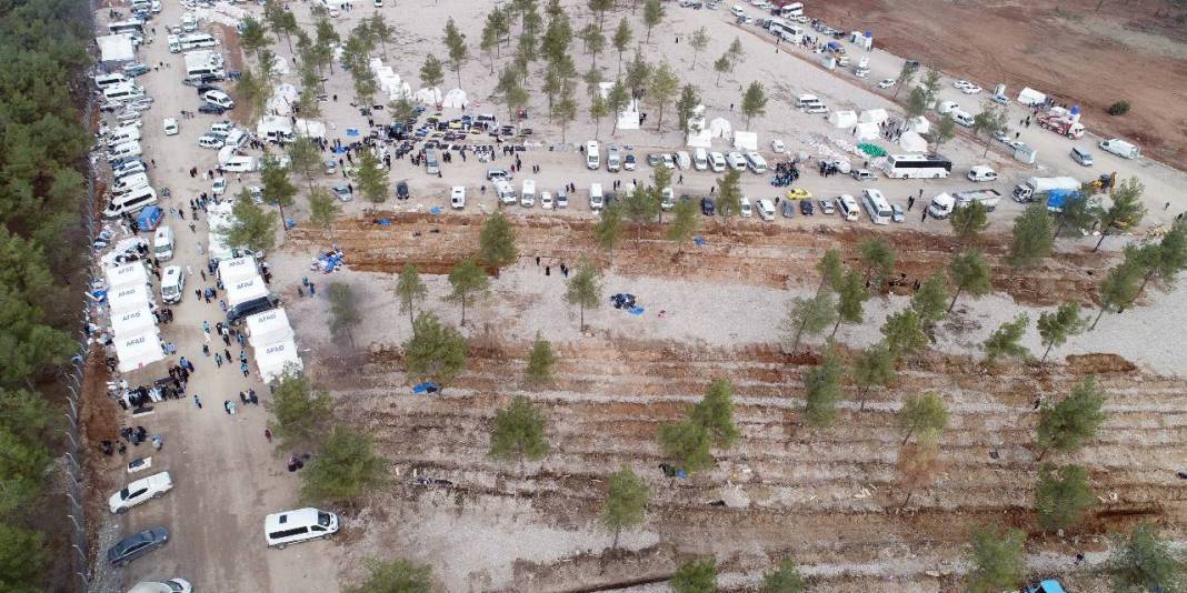 Kahreden fotoğraf... Artık toplu mezarlar kazılıyor 3