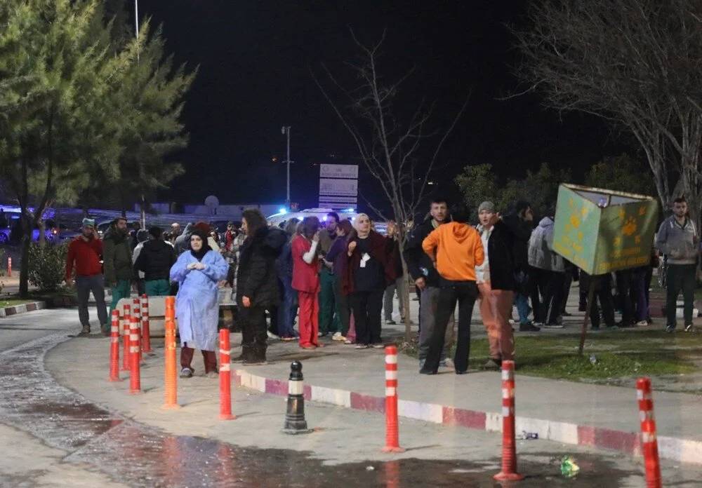 Hatay'da hastaneler boşaltıldı 10