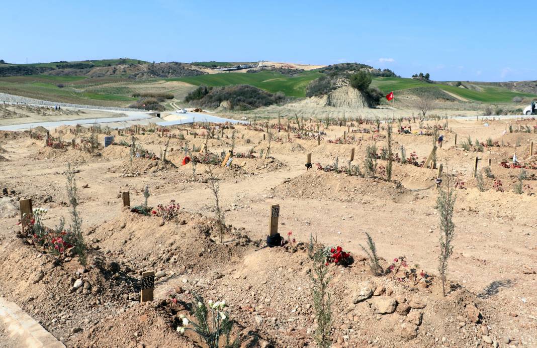 Mezar başlarında kahreden görüntü... 12