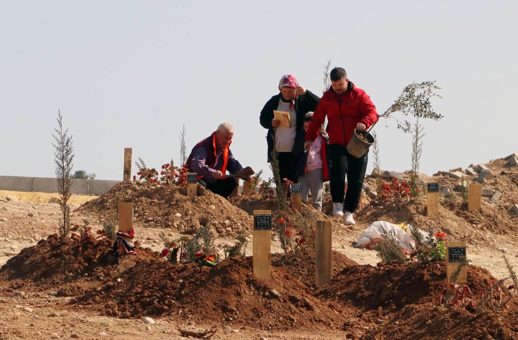 Mezar başlarında kahreden görüntü... 14