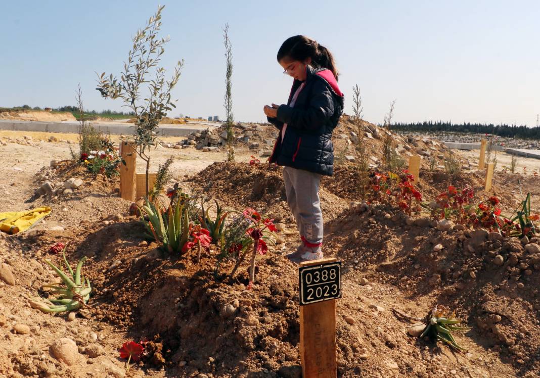 Mezar başlarında kahreden görüntü... 2