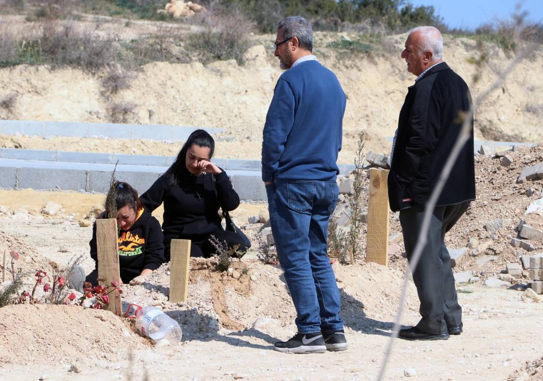 Mezar başlarında kahreden görüntü... 3