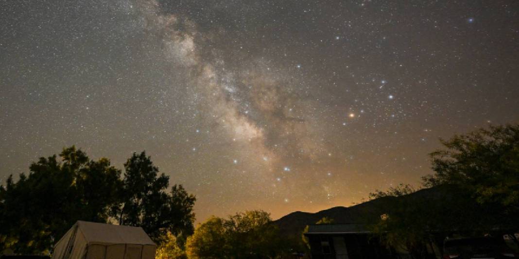 Gökyüzünde Adeta Görsel Şölen! Lyrids Meteor Yağmuru ve Samanyolu Galaksisi Görüntülendi 4