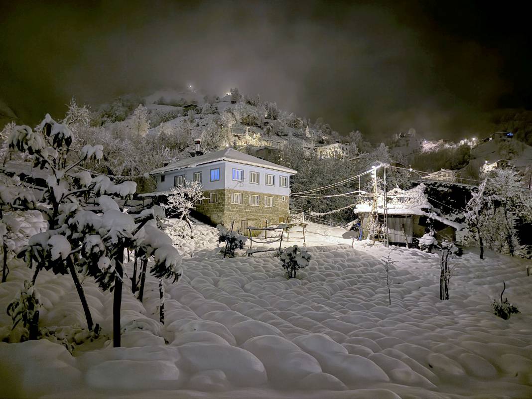 Doğu Karadeniz'in Beyaz Örtüsü, Gündüz ve Gece Kar Yağışı. Karın Romantik Dansı Böyle Görüntülendi 8