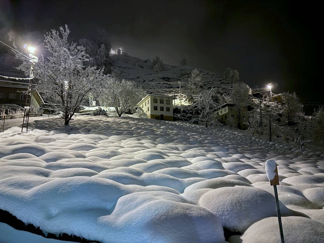 Doğu Karadeniz'in Beyaz Örtüsü, Gündüz ve Gece Kar Yağışı. Karın Romantik Dansı Böyle Görüntülendi 7