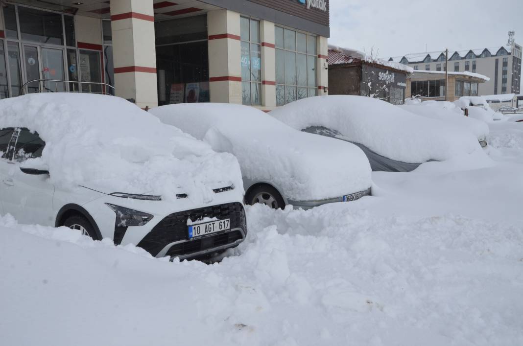 Yüksekova'da Tek Katlı Evler Karla Kaplandı - Fotoğraf: 12