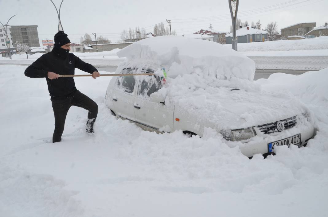 Yüksekova'da Tek Katlı Evler Karla Kaplandı - Fotoğraf: 6