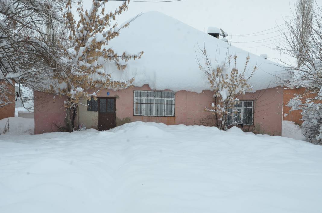 Yüksekova'da Tek Katlı Evler Karla Kaplandı - Fotoğraf: 2