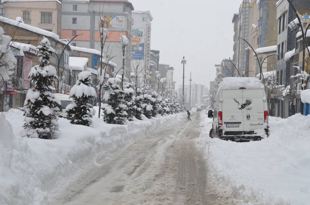 Yüksekova'da Tek Katlı Evler Karla Kaplandı - Fotoğraf: 1