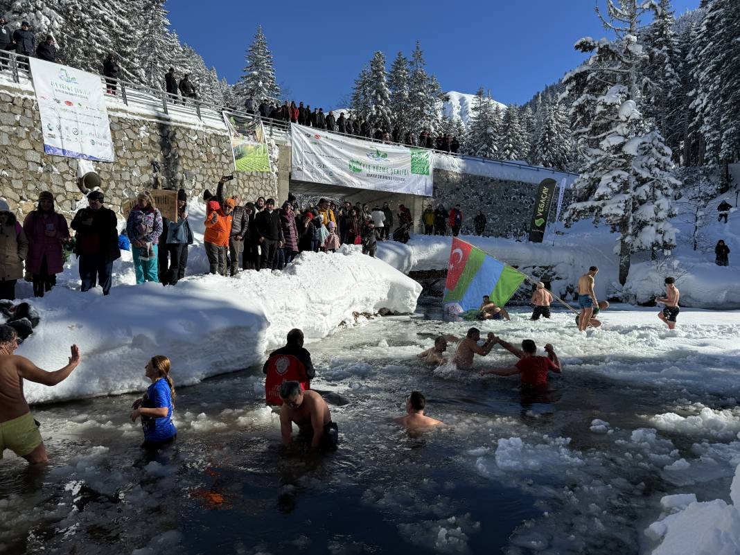 Rize'de 1700 Rakımdaki Buzlu Gölde Yüzdüler - Fotoğraf: 5