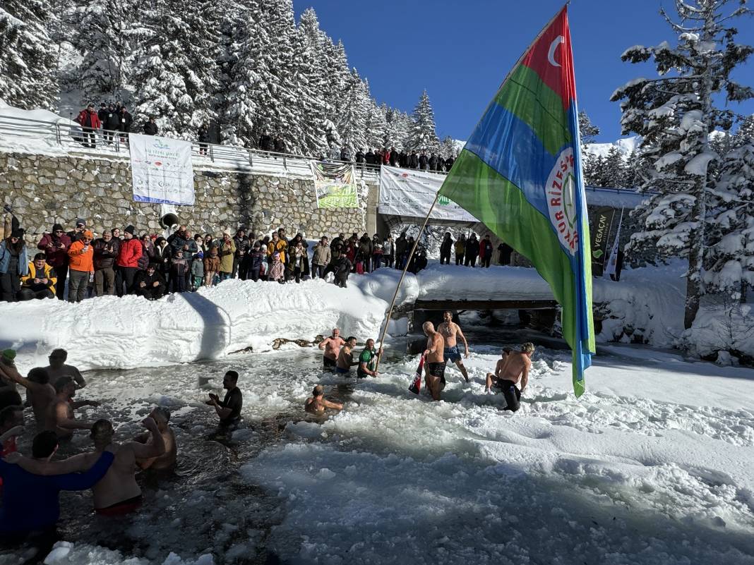 Rize'de 1700 Rakımdaki Buzlu Gölde Yüzdüler - Fotoğraf: 4