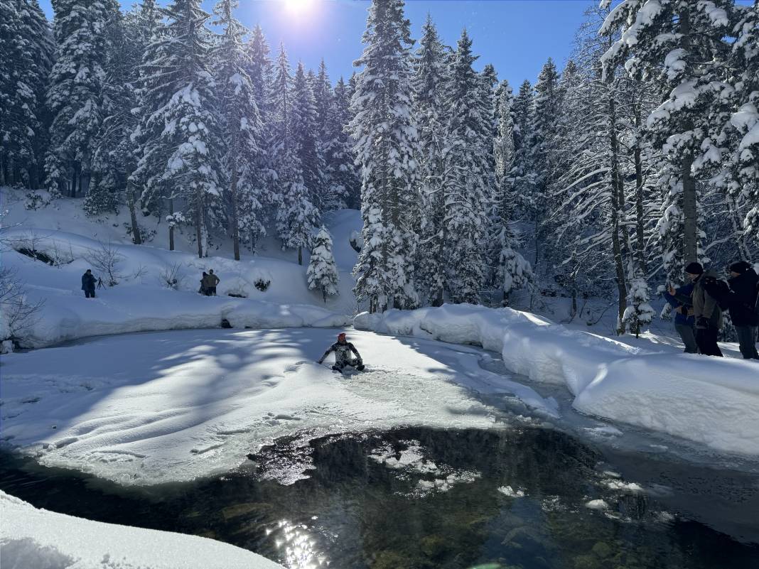 Rize'de 1700 Rakımdaki Buzlu Gölde Yüzdüler - Fotoğraf: 1